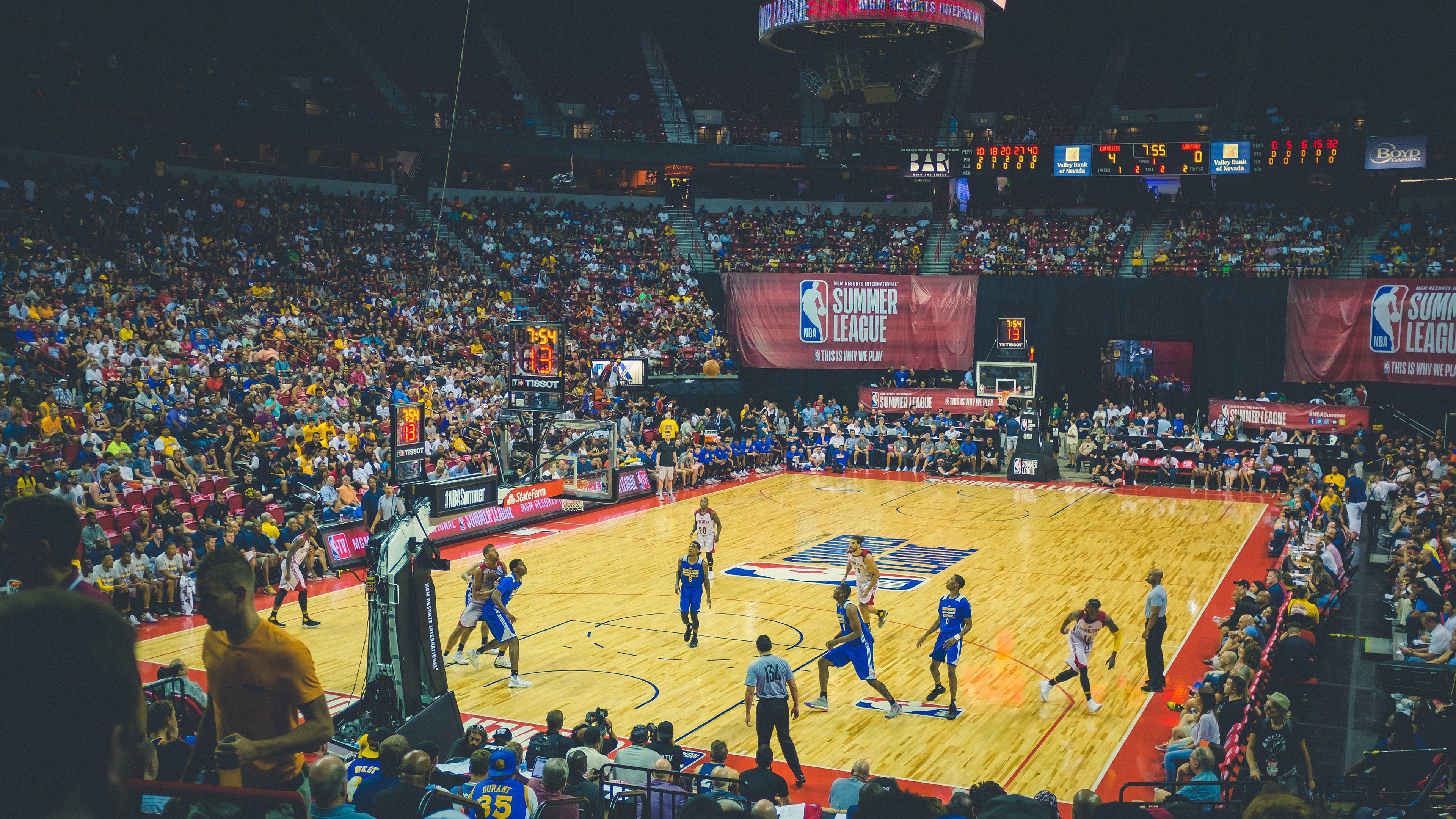 可爱！林诗栋穿海南队服出发全运会，像小芒果，球迷送苹果祝他平平安安